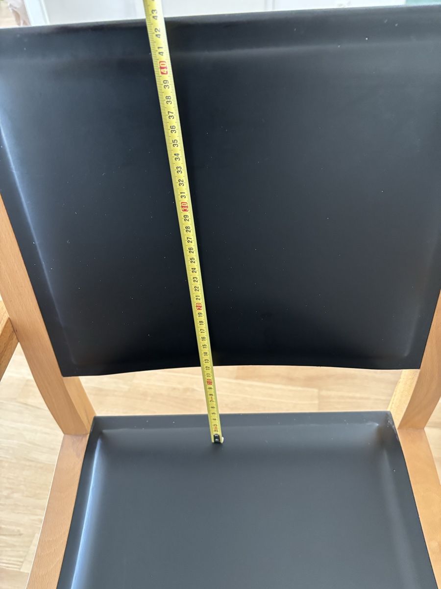 Pfister Stühle: 4 chaises en cuir noir et noyer – Gebraucht aus Lonay von car_l9sk 3