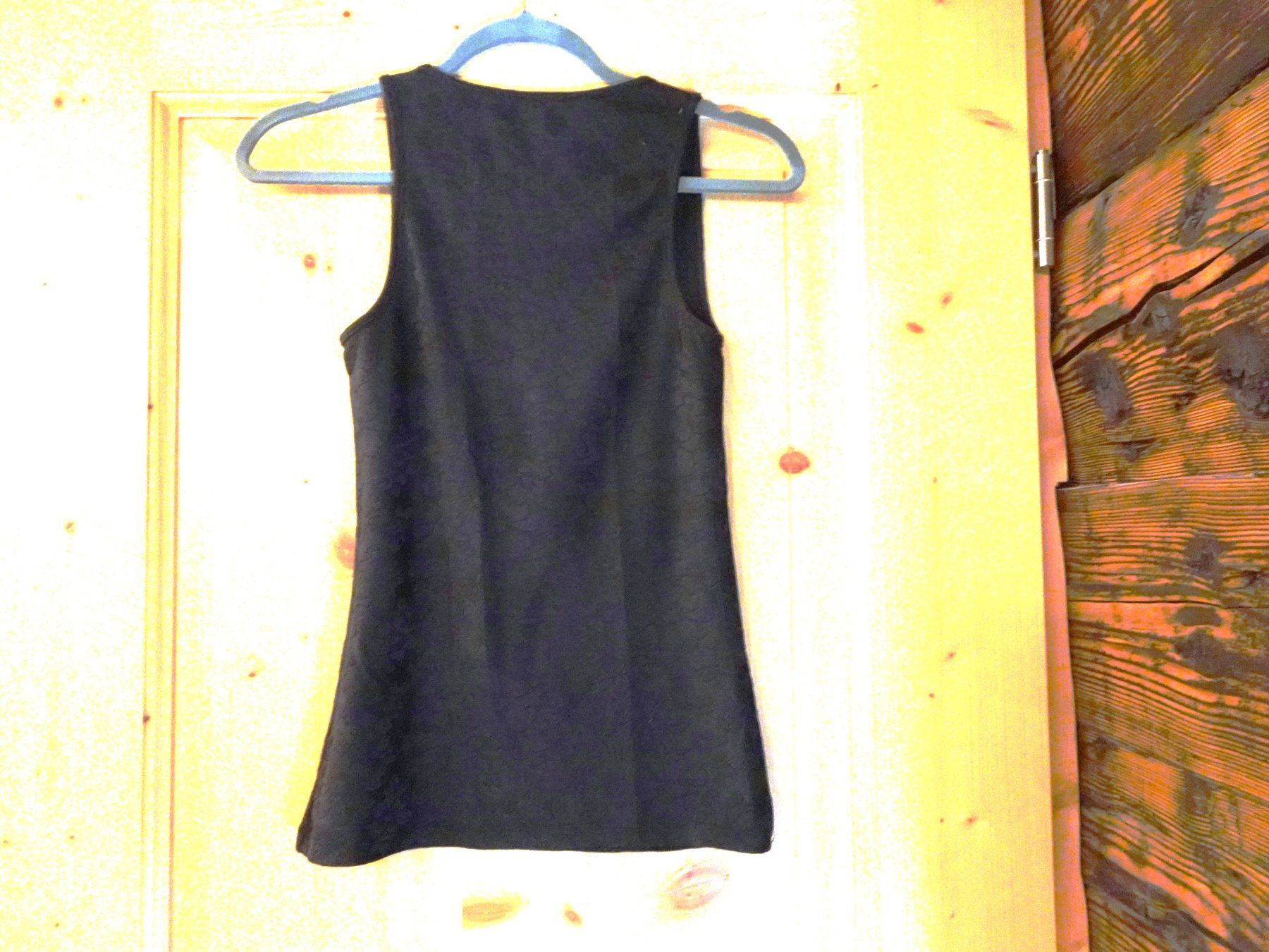 Tops: Uni schwarzes Top mit Blumenmuster Gr. S - 2603130 – Gebraucht aus Küssnacht am Rigi von Good4Deckeli 1