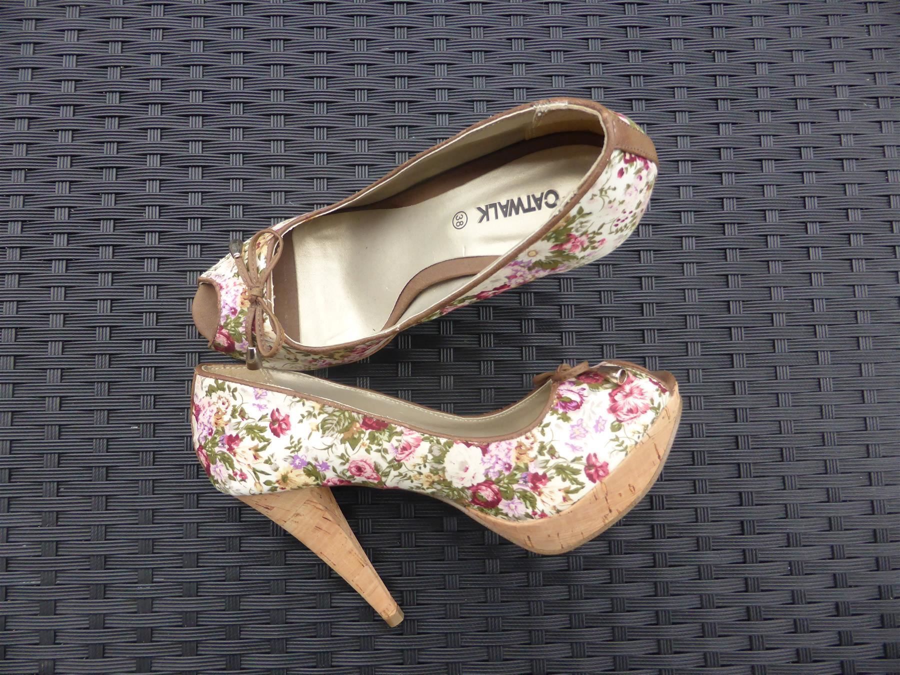 Scarpe da donna: High Heels / Pumps, blumig, Gr.38 – Usato da Schübelbach venduto da Dolly990_2