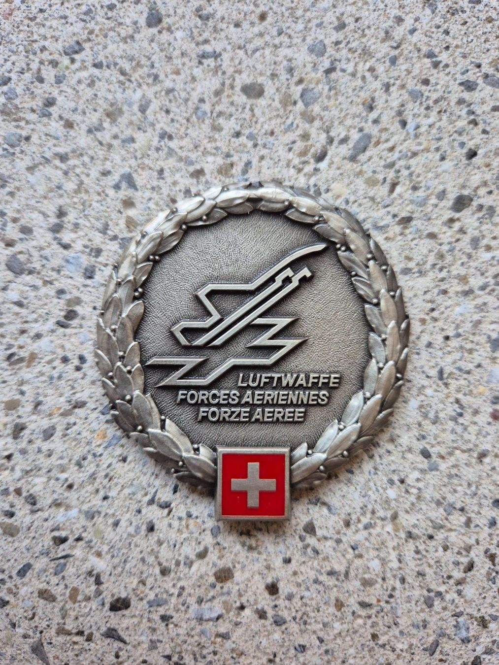 Schweizer Armee Placchette & Badge: *** Beretemblem Luftwaffe *** – Nuovo e nell'imballaggio originale da Riedholz venduto da fr_sIruP