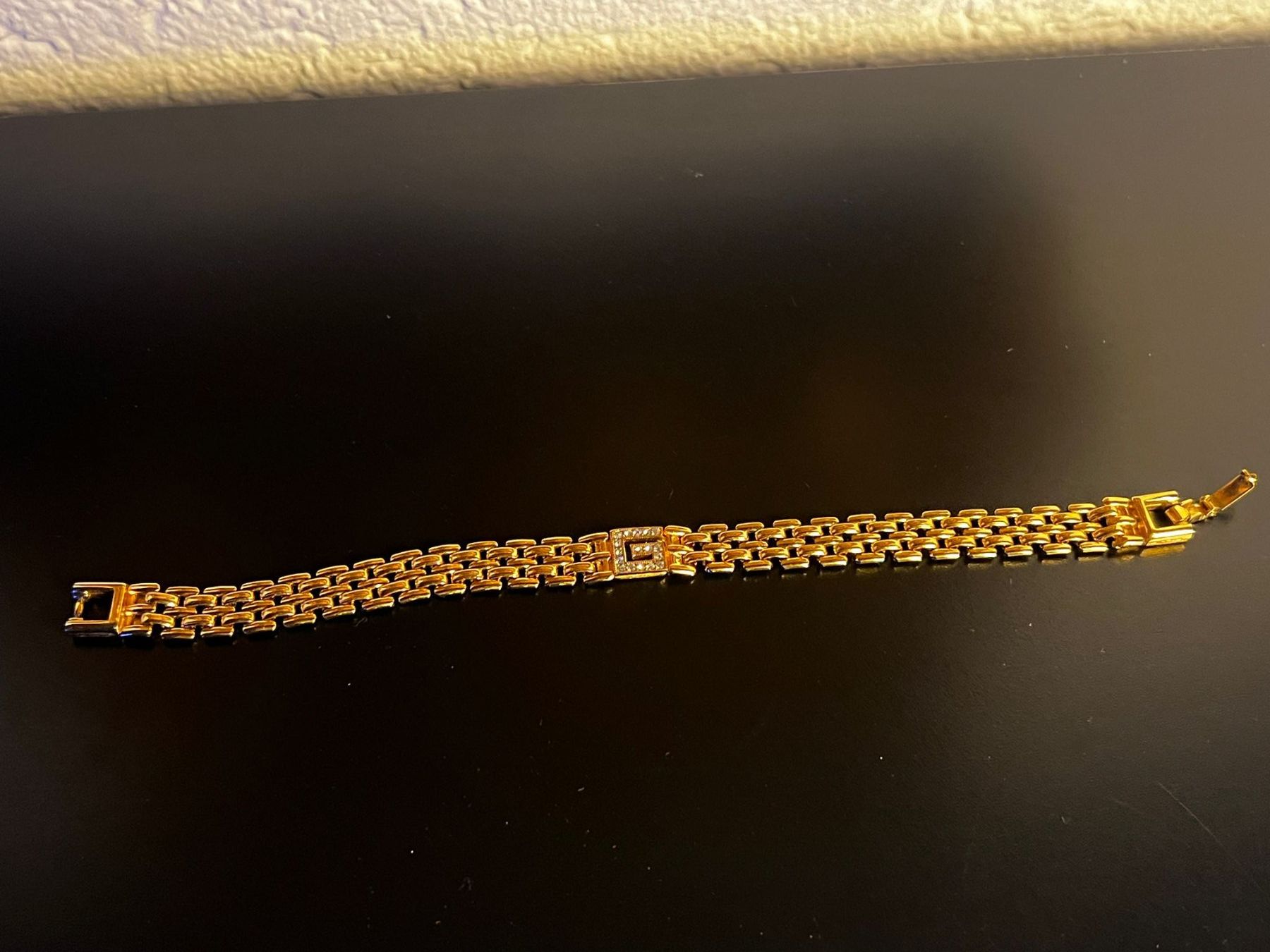 Givenchy Bracciali & Braccialetti: Givenchy Armband goldfarben mit Strass GG Logo – Usato da Winterthur venduto da Dejv