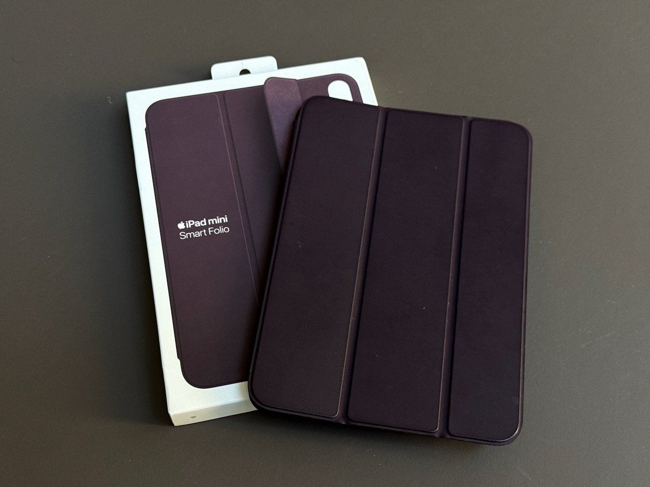 Apple Covers & Borse: Apple iPad Mini Smart Folio 6. Generation Dark Cherry – Usato da Bern venduto da Okeanos