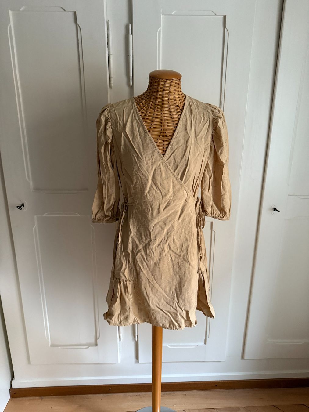 Kleider: EDITED - Wickelkleid beige 38 – Gebraucht aus Zürich von Diazaio