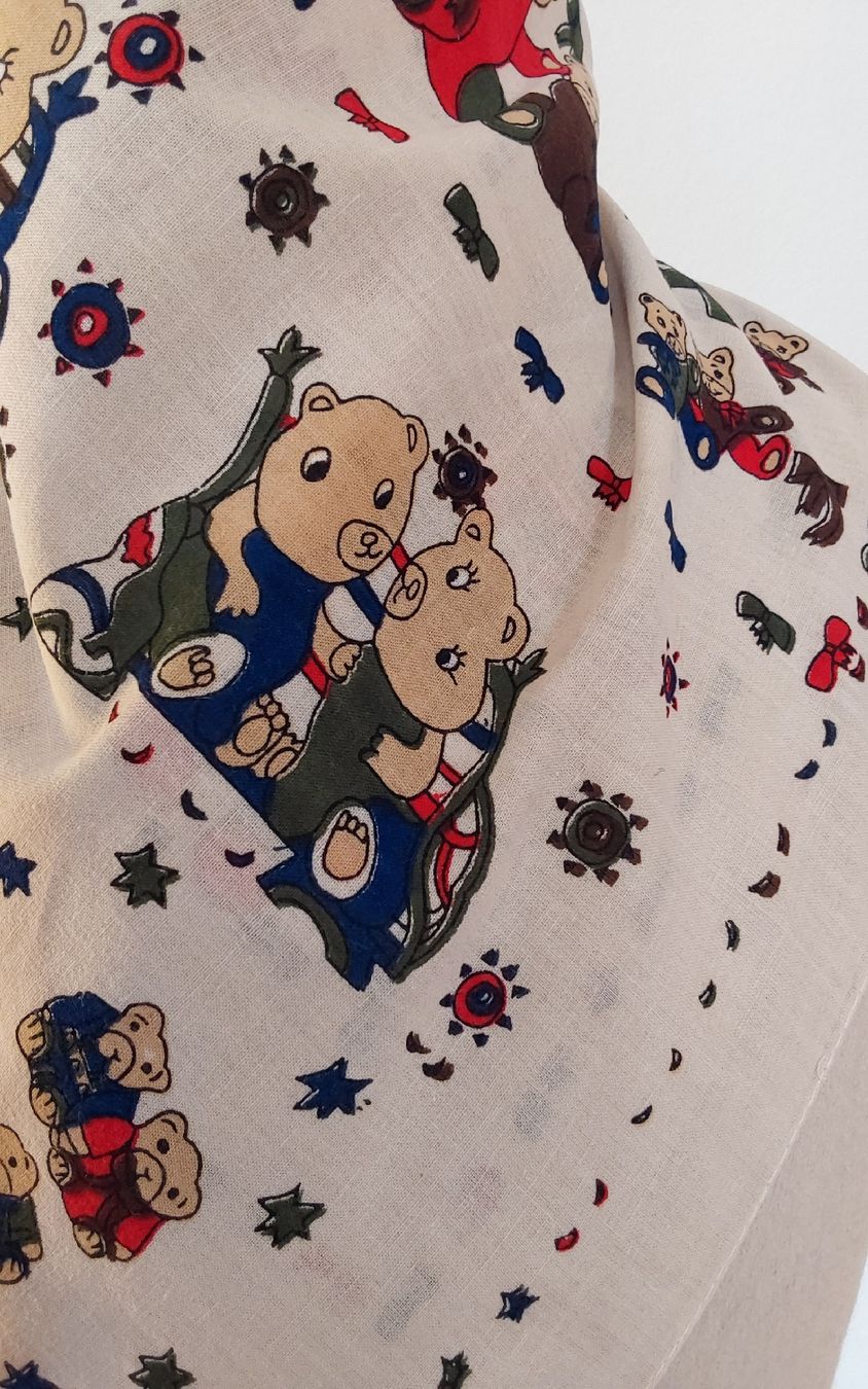 Foulard & Sciarpe: Baumwolltuch quadratisch Motiv Bären – Usato da Köniz venduto da scopello12 2