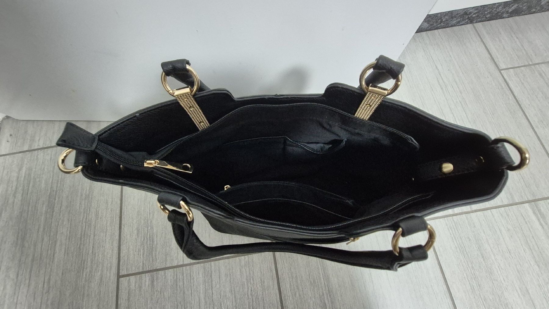 Michael Kors Altro in  Abbigliamento & Accessori: Borsa nera Michael Kors usata, come nuova – Nuovo (secondo la descrizione) da Riazzino venduto da RagusaM 2