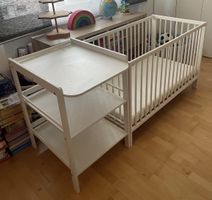 Ensemble lit bébé IKEA (avec matelas) et table à langer