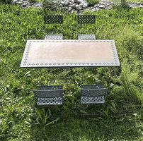 4 Stühle (klappbar) aus Metall, gratis Tisch dazu