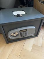 Brandsicherer Safe/Tresor mit Schloss und Zahlenkombination