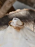 Goldfarbener Fingerring in Schlangenform mit Zirkoniasteinen