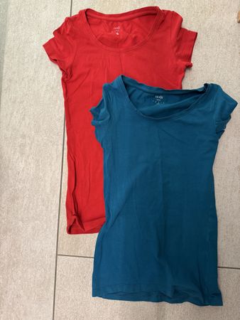 2 Damen T-Shirts rot und blau Grösse S