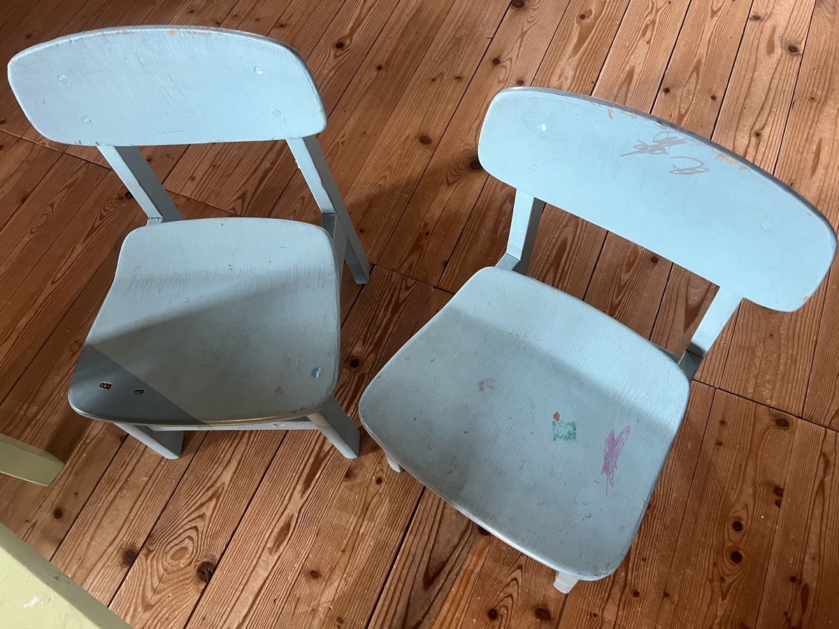 Set di tavolo e panche: Kindertisch mit zwei Stühlen, Maltisch, Basteltisch – Usato da Wohlenschwil venduto da SmokyAnnie 4