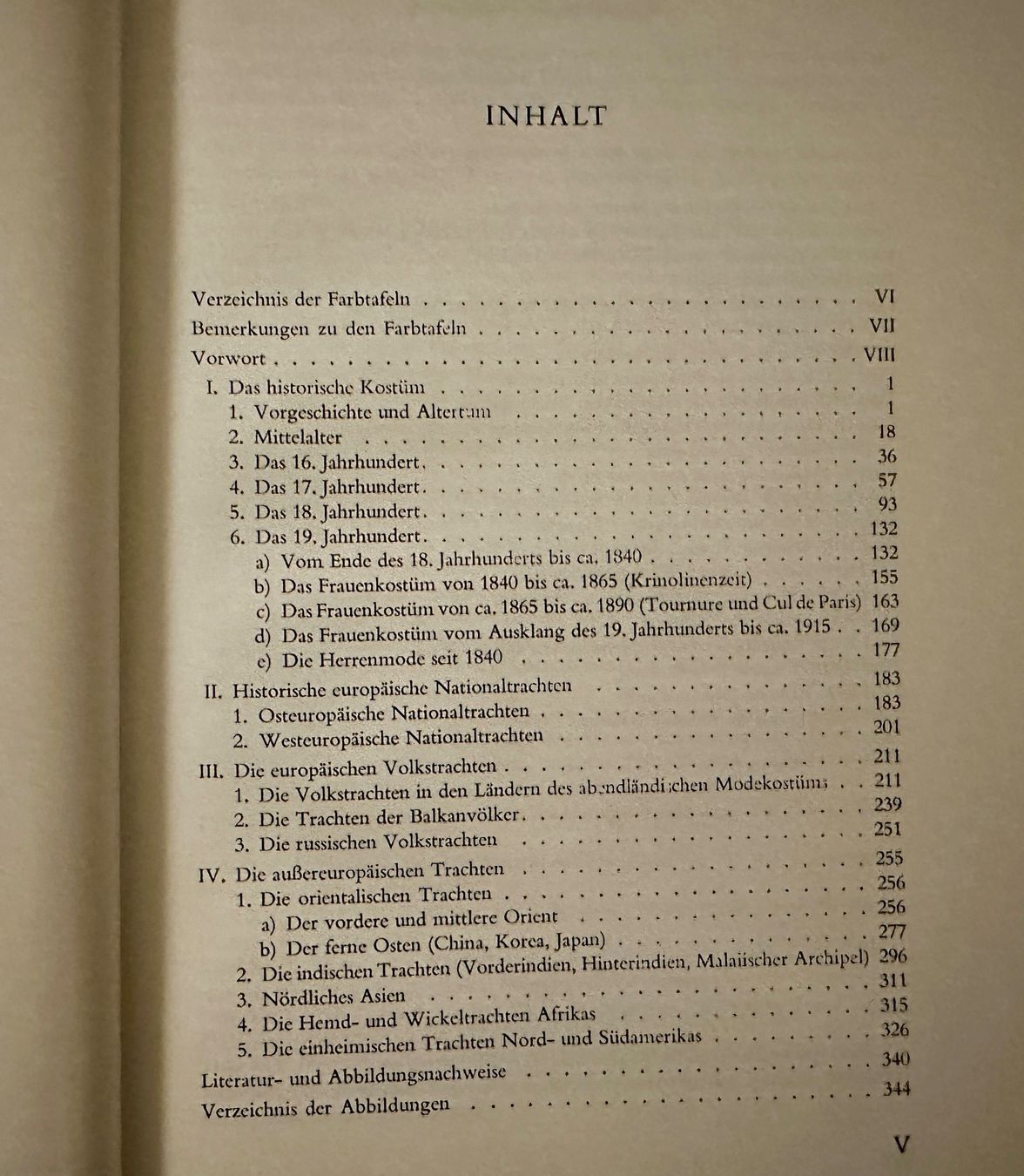 Livres: Eva Nienholdt: Kostümkunde. Ein Handbuch – D'occasion à Zürich par allp 3