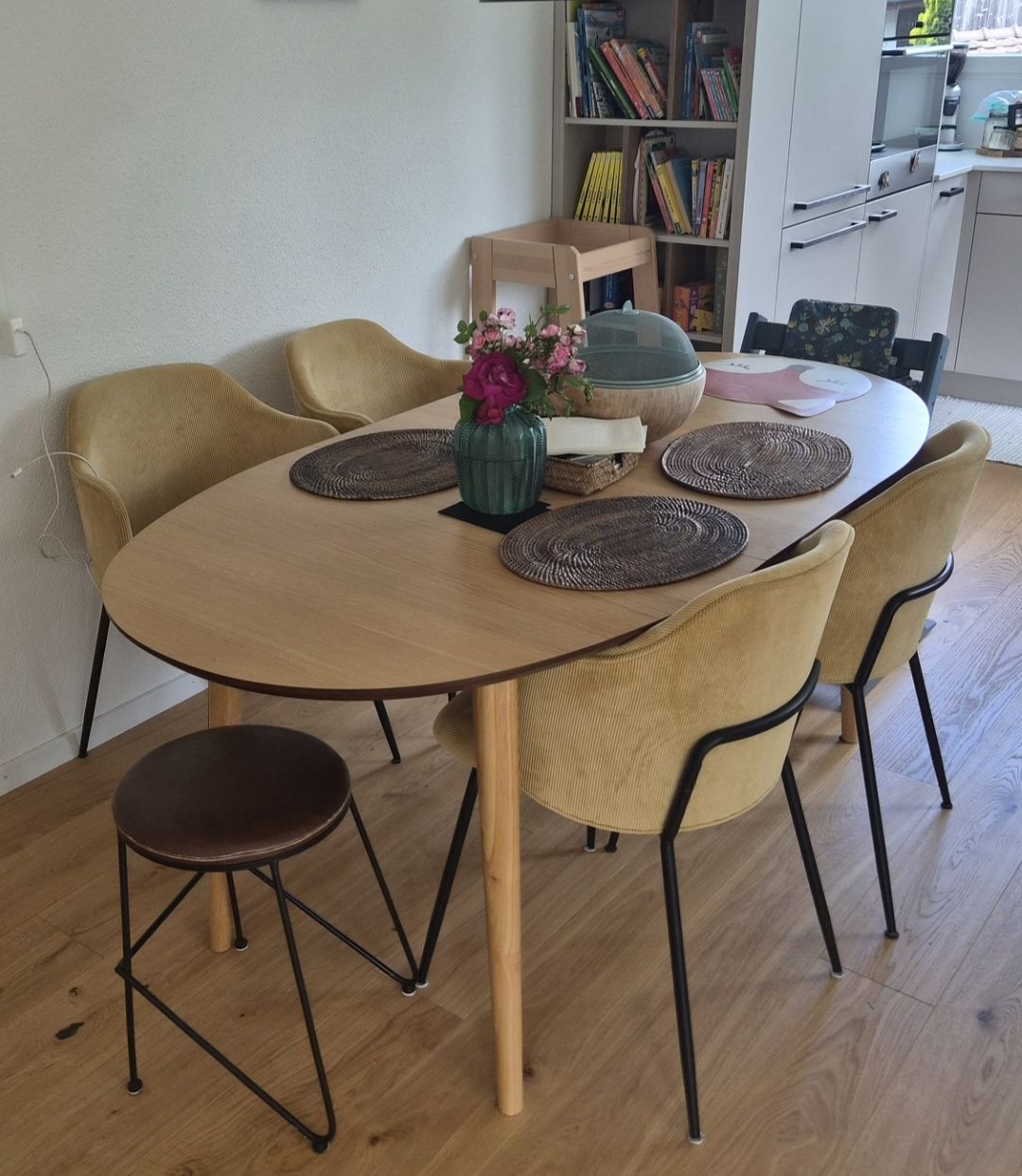 Set di tavolo e panche: Extendable Oval Dining Table & 4 Yellow Chairs from Kave  – Usato da Maur venduto da sof_92cd 1