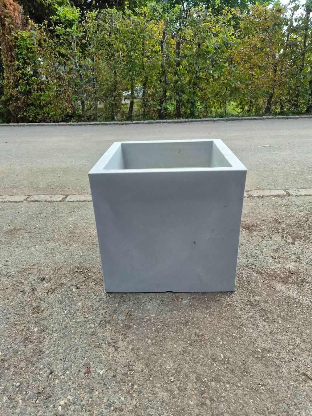 Pots de fleurs: Topf IDeL Square Atlantis Light Hell Grau – D'occasion à Forch par WeberC
