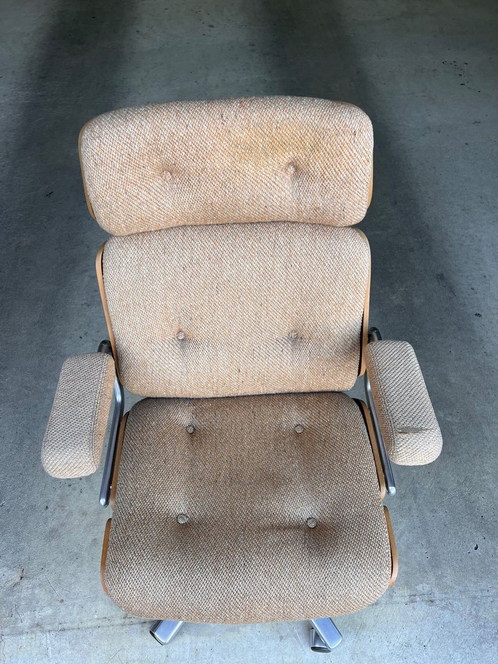 Giroflex Poltrone: CHEFBÜROSESSEL - GIROFLEX Version des Eames Lounge Chairs. – Usato da Ermatingen venduto da DEESSEM