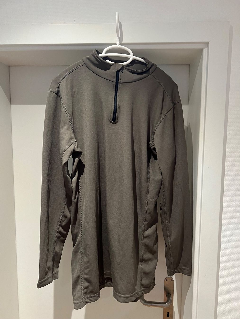 Schweizer Armee Kleiderpakete: Verschiedene Schweizer Militär Shirts & Gnäggis – Gebraucht aus Zürich von luc_tx6w 4