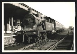 2 Fotografien britische Eisenbahn Lok NR