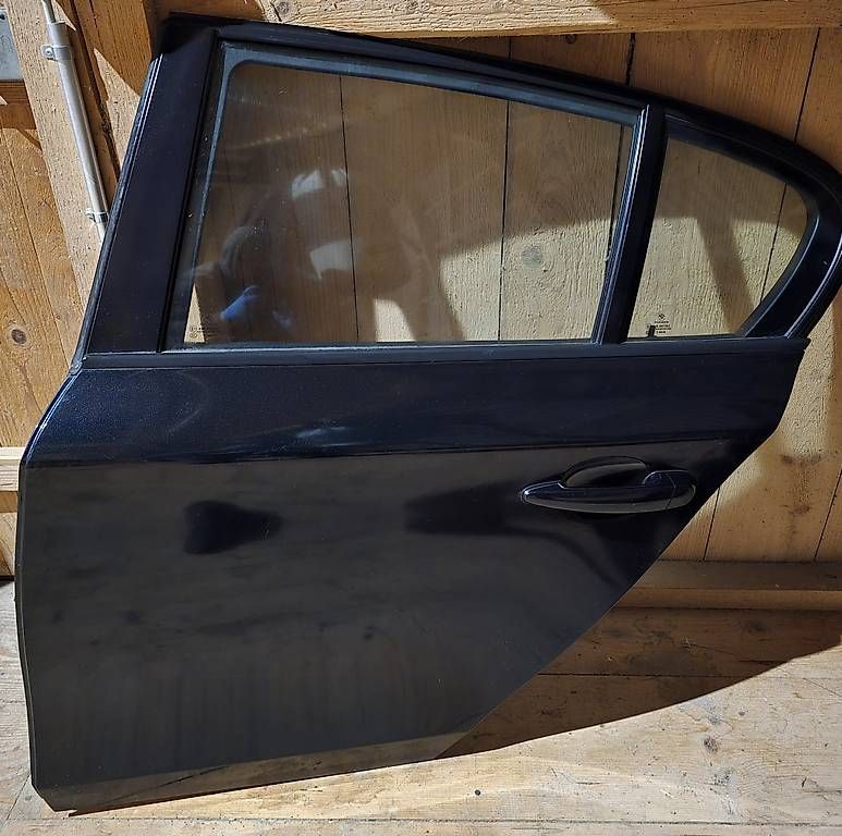 Porte: BMW 1er E87 4-türer Türen schwarz – Usato da Schönholzerswilen venduto da Sanja0809 1