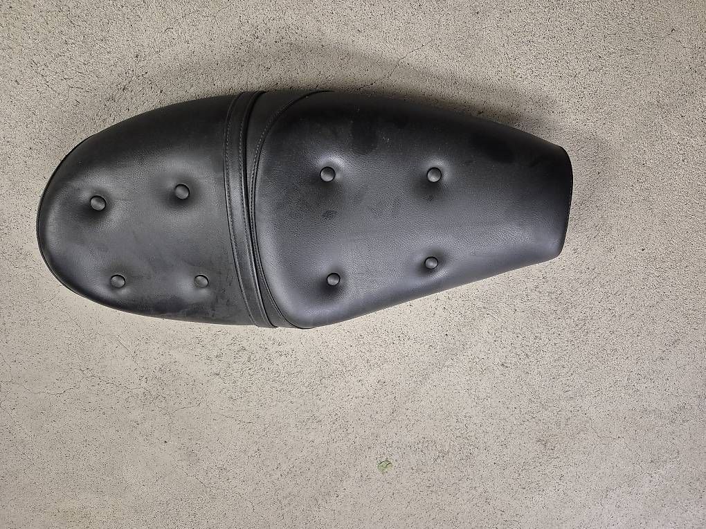 Alle Motorradersatzteile: Triumph Sitzbank – Gebraucht aus Mägenwil von InEcoTec 1