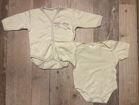 2 süsse Baby Bodys, Gr. 56/62