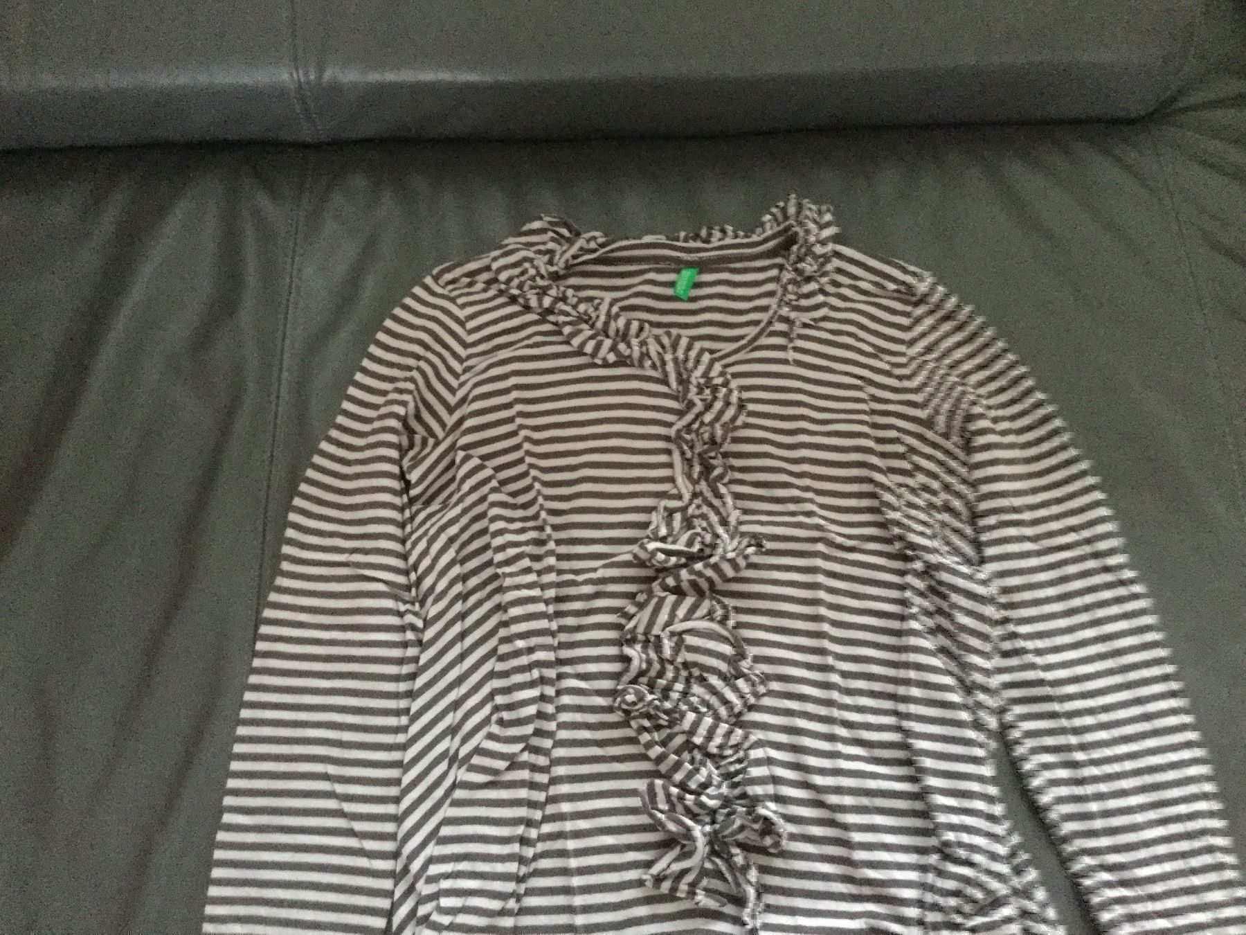 Benetton Camicette, T-shirt & Top: Gepflegtes langgeschnittes Langarmshirt – Usato da Horw venduto da Benny017 1