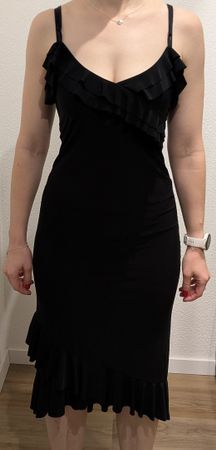Robe noire élégante avec froufrous taille S