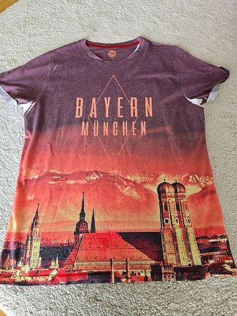 FC-Bayern-Fan-T-Shirt mit München-Skyline-/Panorama-Druck