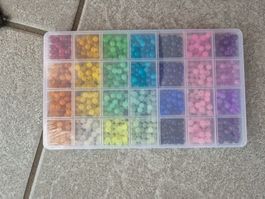 1 Box mit 28 Farben Glasperlen