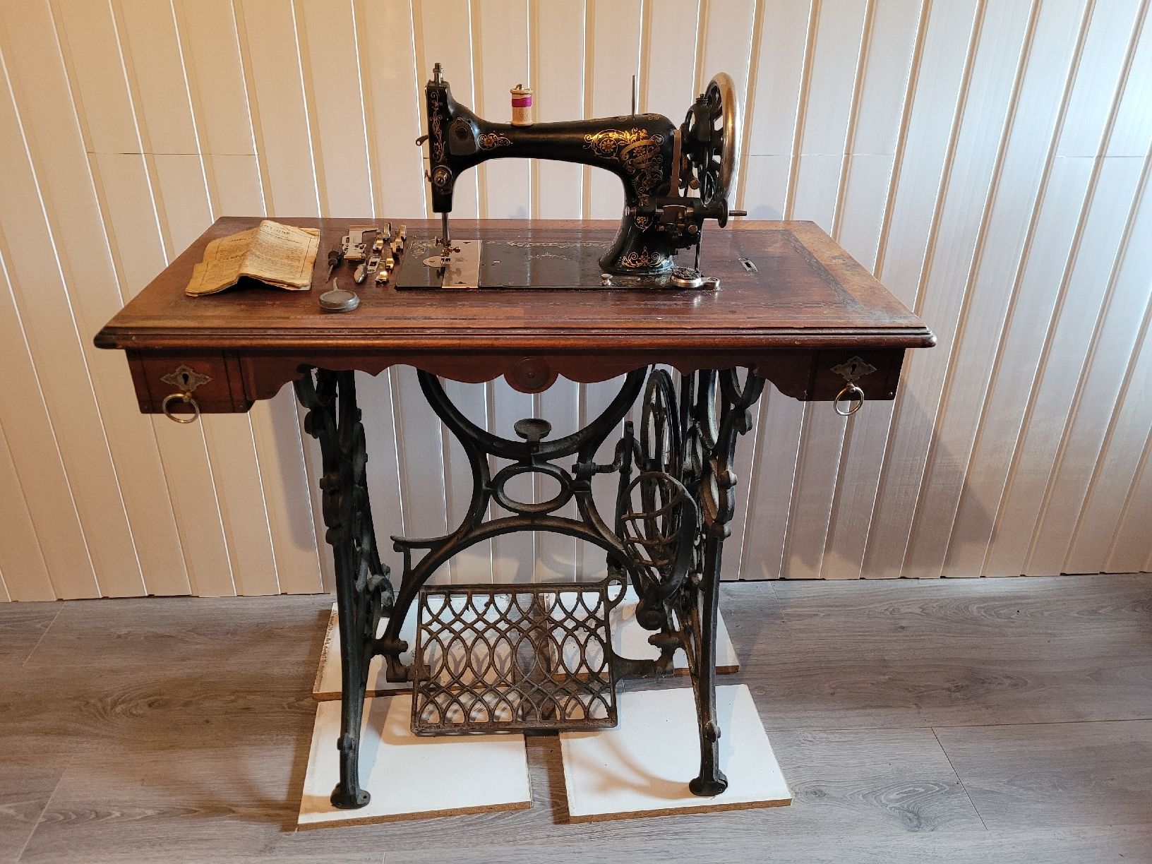 Macchine da cucire: Ancienne machine à coudre – Usato da Rocourt venduto da PapyCH