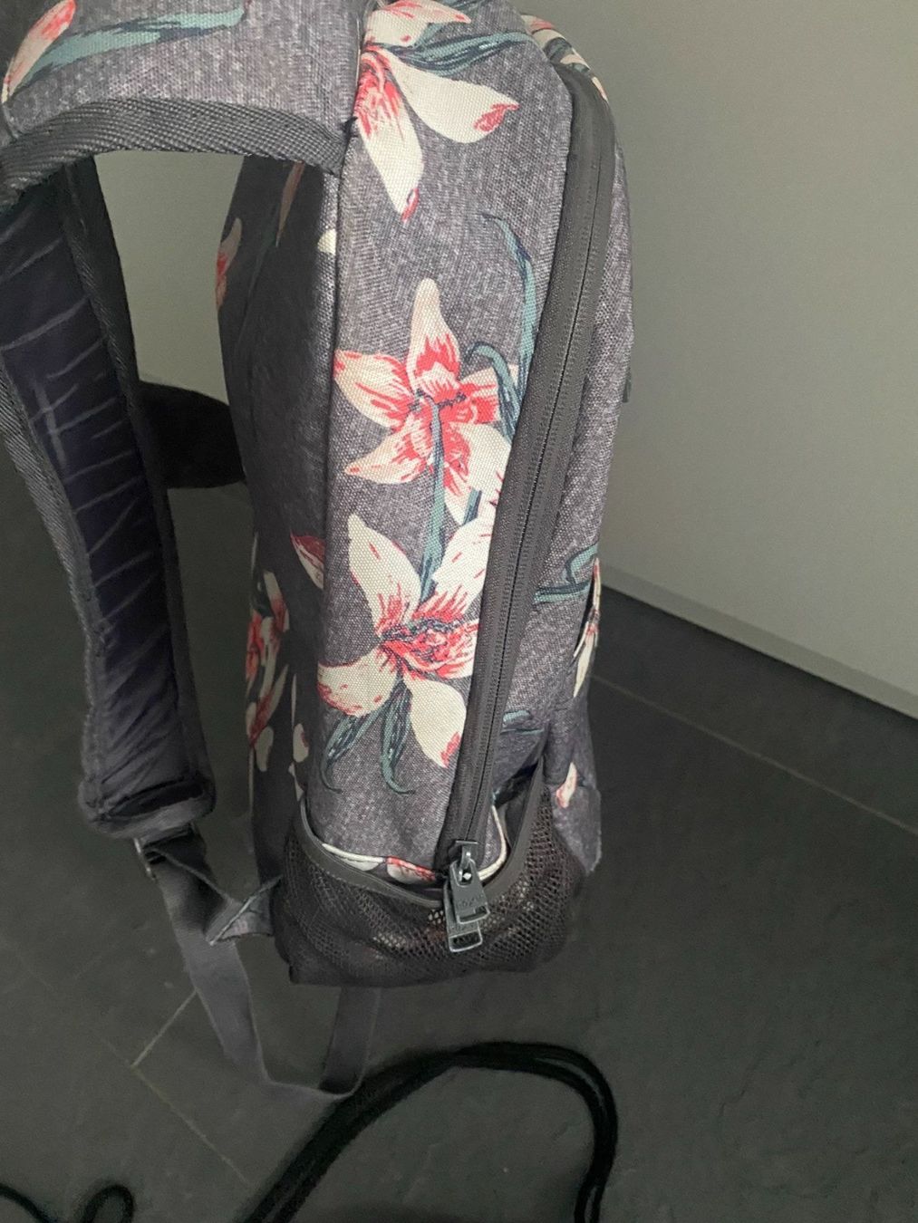 Rucksäcke: ROXY Schul-Rucksack grau mit Blumen – Gebraucht aus Bonstetten von VCLS 4
