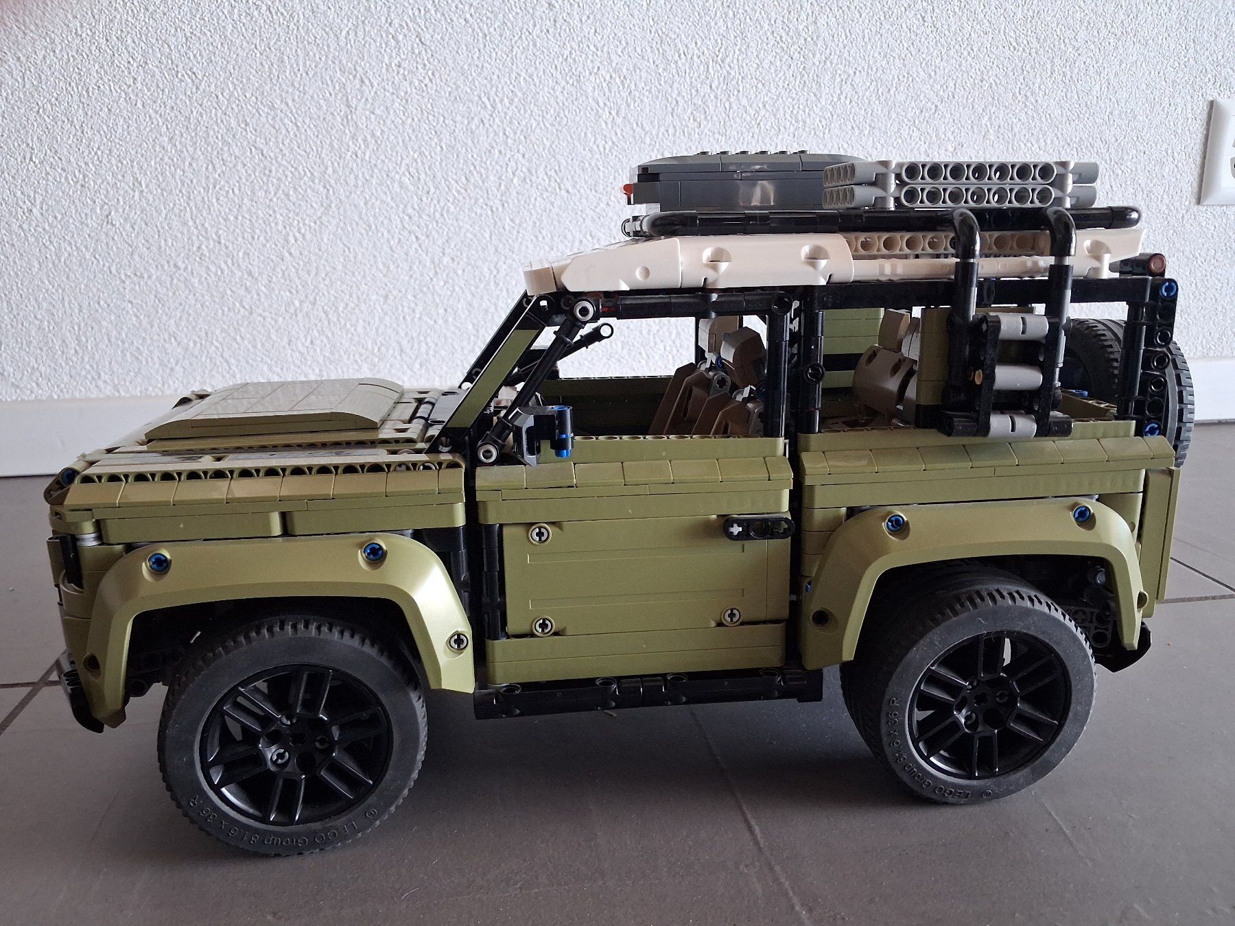 Lego Kit di costruzioni: LEGO Land Rover Defender 42110 – Usato da Thierrens venduto da Tbox 4