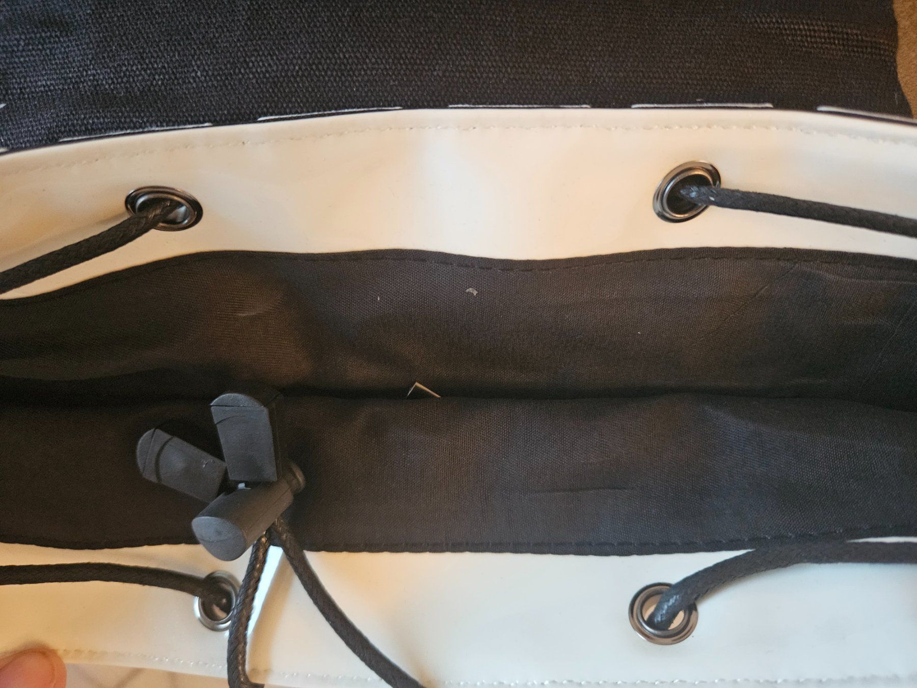 Rucksäcke: Geometrischer Rucksack - Weiss Schwarz - Blickfang – Neu und originalverpackt aus Basel von Anghkorwatt 7