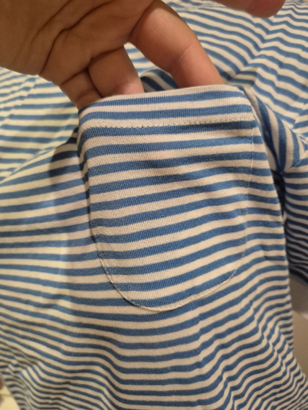 Armani T-Shirts: giorgio armani haut – Neu (gemäss Beschreibung) aus Genève von ana_z8yn 2