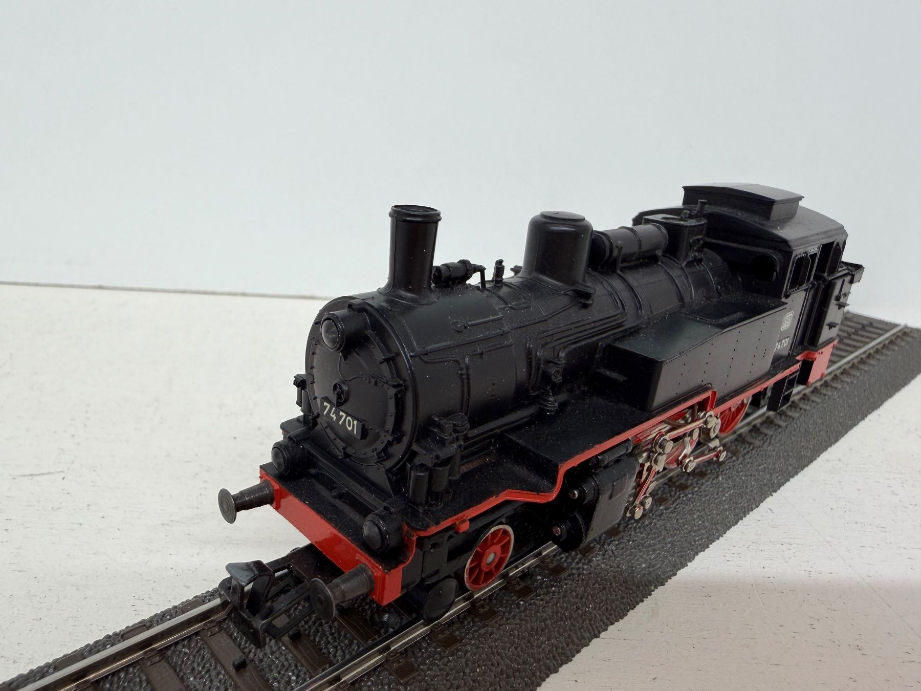 Märklin Modellini di ferrovie: 3095 Tenderlokomotive BR 74 der DB – Usato da Büsserach venduto da ModellbahnDepot 4