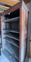 Armoire vintage en bois massif, idéale pour le rangement .