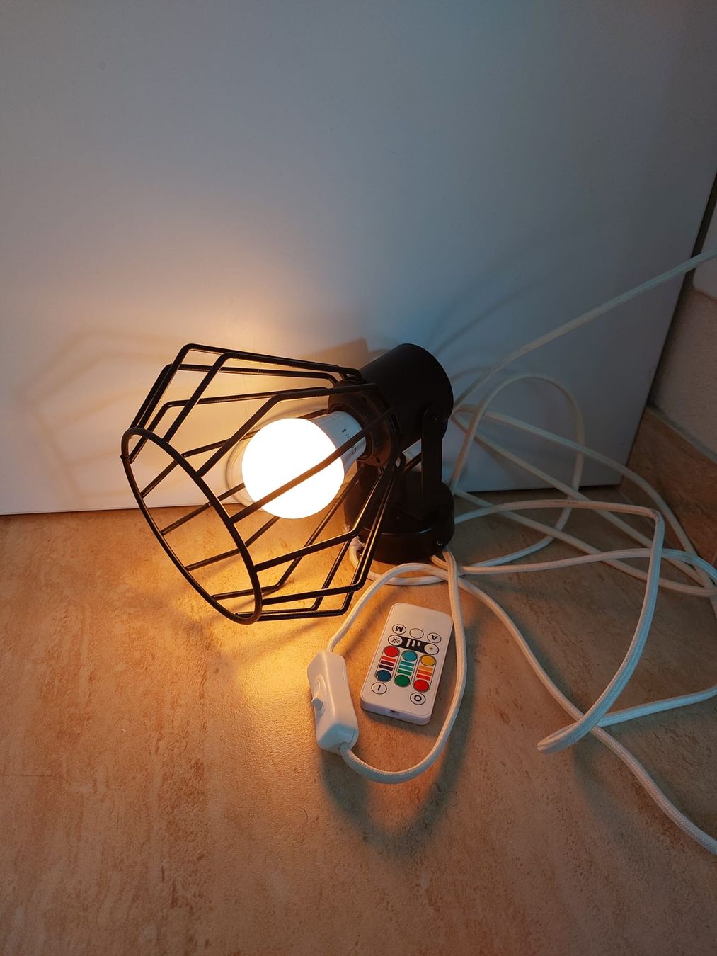 Lampade: Lampe industrielle cage noire LED RGB avec télécommande – Usato da Mont-sur-Lausanne venduto da ane_pgq6 3