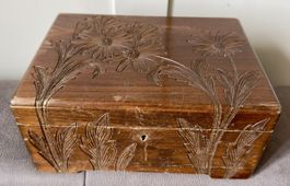 Antike Holzdose mit Blumenprägung,  für Schmuck; Rarität 