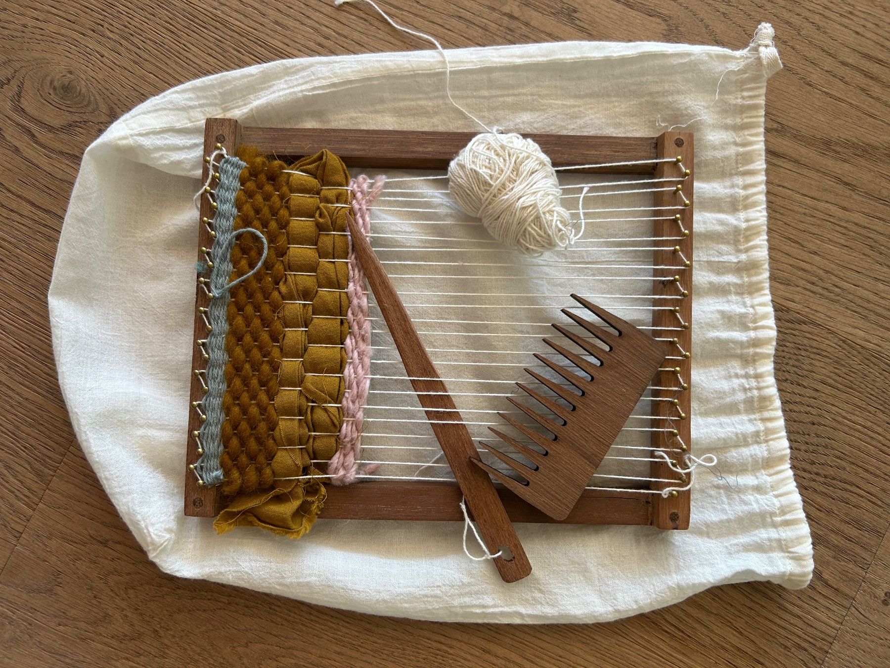 Telai per tessitura: Kleiner Webrahmen mit Zubehör – Usato da Zürich venduto da Aez.01