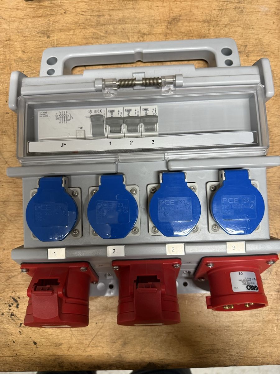 Electrotechnique: Stromverteiler 16A – D'occasion à Dietlikon par DIVO