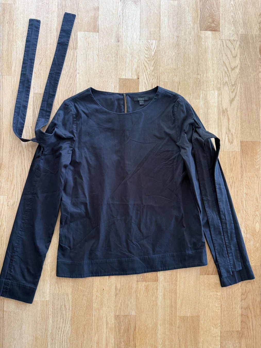 Cos Camicette: Spende Theodora Stiftung - COS - Bluse mit Bindearmen -Gr34 – Usato da Fällanden venduto da La_Natie