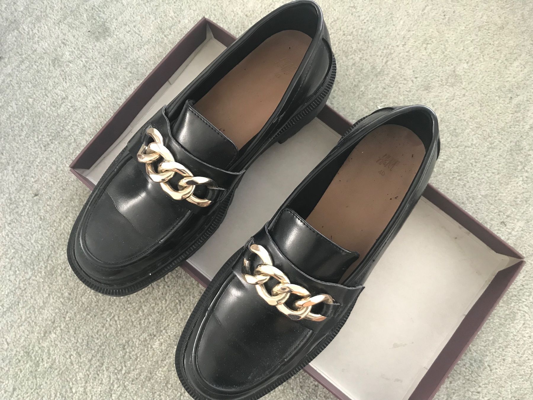 Scarpe da donna: Schwarze Loafer Gr. 40 mit Kette – Usato da Niederteufen venduto da mix18