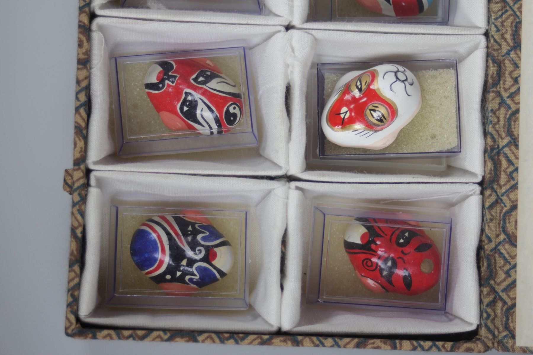 Maschere: Box mit 10 handbemalten Peking-Oper Masken – Usato da Basel venduto da IRMAundFRED 2