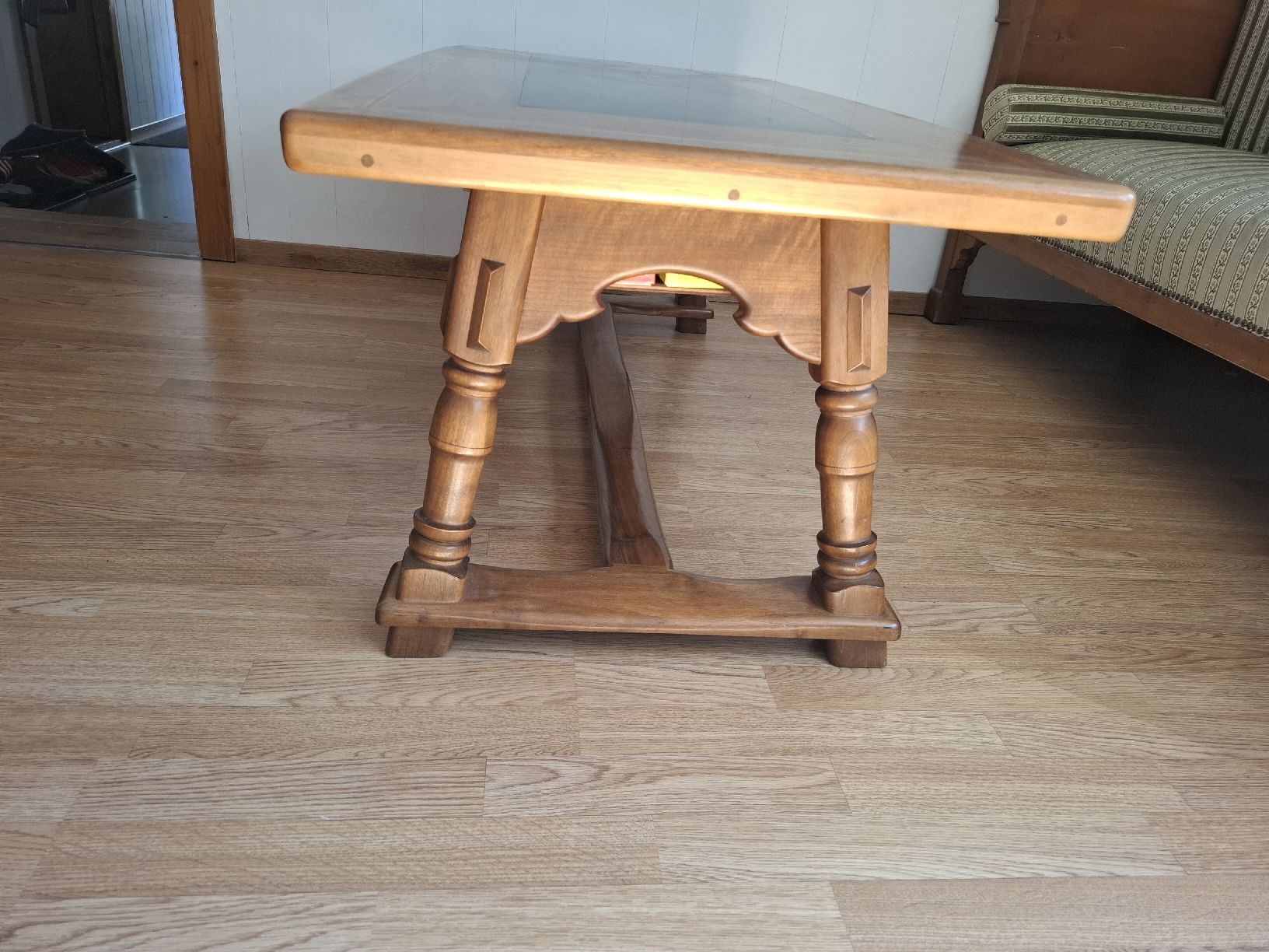 Tische: Holztisch, Wohnzimmertisch mit Ablage. – Gebraucht aus Stäfa von UH82 3