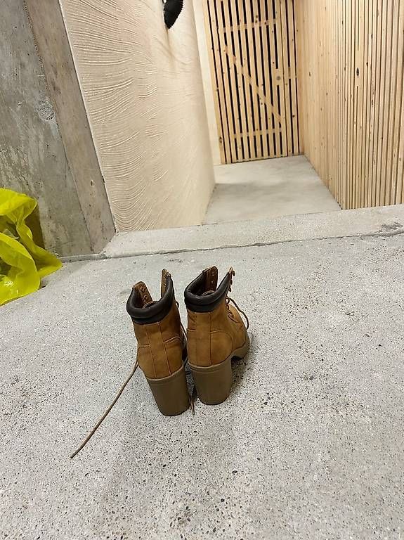 Chaussures femmes: Chaussures hautes à lacets – D'occasion à Colombier VD par syl_5vdb 1