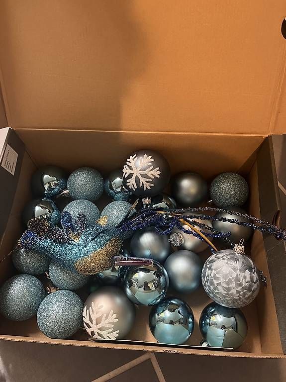 Toutes les décorations: Weihnachtskugeln (einige aus Glas) – D'occasion à Niederwangen BE par mcp_l62p