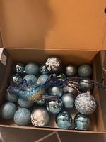 Weihnachtskugeln (einige aus Glas)