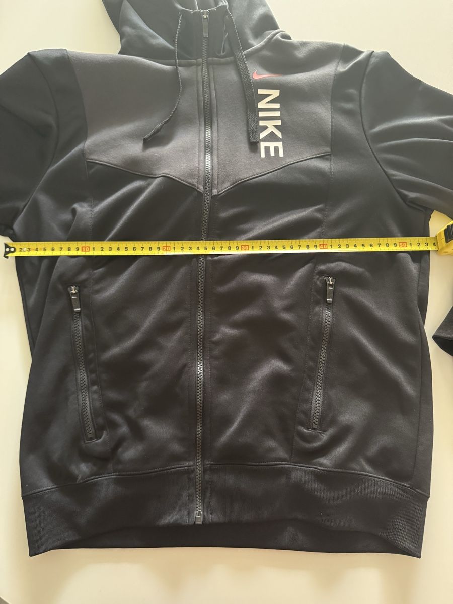 Nike Vestes: Veste à capuche Nike noir  – D'occasion à Dorénaz par tia_6z2d 2
