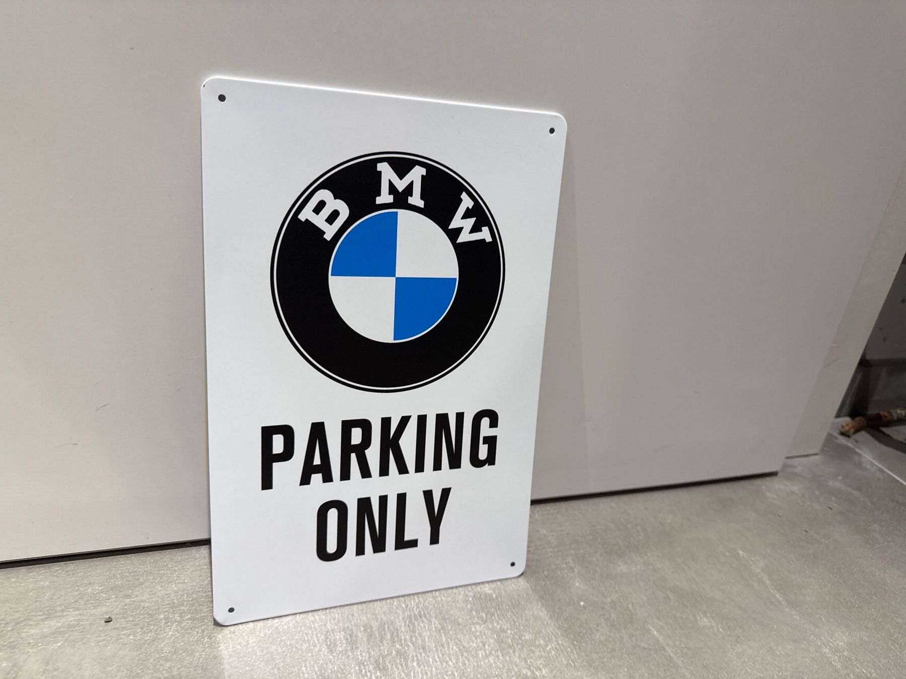BMW Insegne: BMW PARKING ONLY SCHILD   / 1 Stück / BMW – Nuovo e nell'imballaggio originale da Seon venduto da Aaargauer01 6