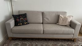 Livique „Woody“ 2er Sofa in Beige mit Holzfüssen, neuwertig!