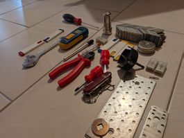 Werkzeuge wie Zange, Schraubendreher, Hammer und mehr